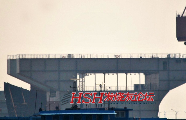 Hình ảnh đăng tải trên một số trang mạng Trung Quốc cho thấy tàu sân bay nội địa của nước này đang được thi công.