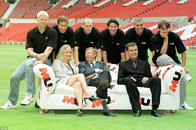 
	Chụp hình lưu niệm cùng Peter Schmeichel, Ronnie Johnsen, Jaap Stam, Giggs, Roy Keane và Gary Neville trong buổi ra mắt kênh MU TV trong tháng 8/1998