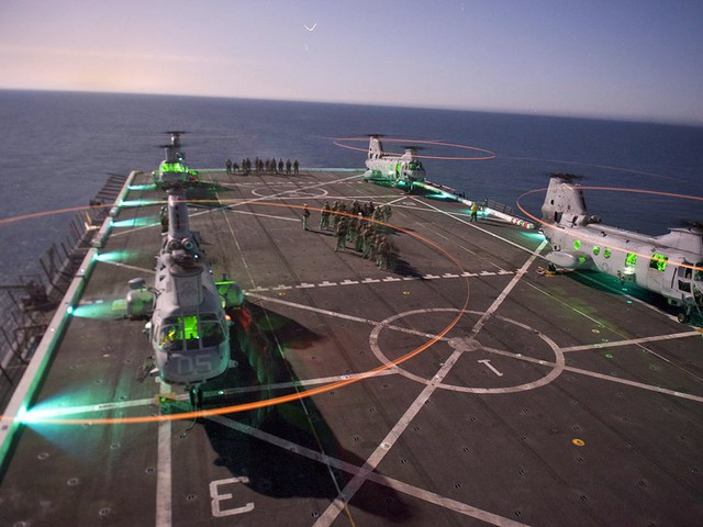 Boong của tàu đổ bộ lớp San Antonio có thể chở theo 4 trực thăng vận tải Sea Knight cùng hơn 100 binh sĩ hay 12.700 kg hàng hóa.
