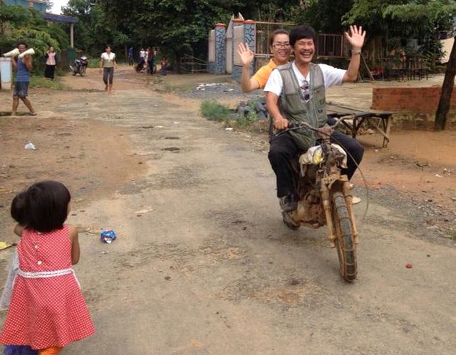 Người chụp nude hàng đầu Việt Nam đi xe máy...'cởi truồng'