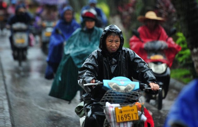Bão Utor gây mưa lớn ở thành phố Hải Khẩu.