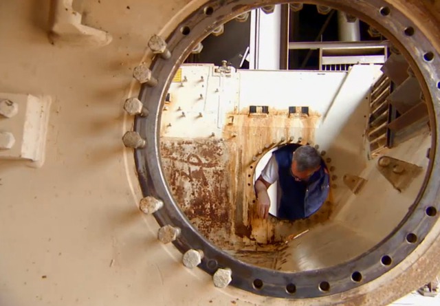 Một công nhân đang tháo những bộ phận còn lại từ thân của chiếc xe tăng M1.