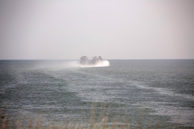 Tàu LCAC có khả năng di chuyển với tốc độ tối đa 63 km/giờ và có trọng tải lên tới 60 tấn. Tàu có thể di chuyển thẳng từ dưới nước lên bờ biển.