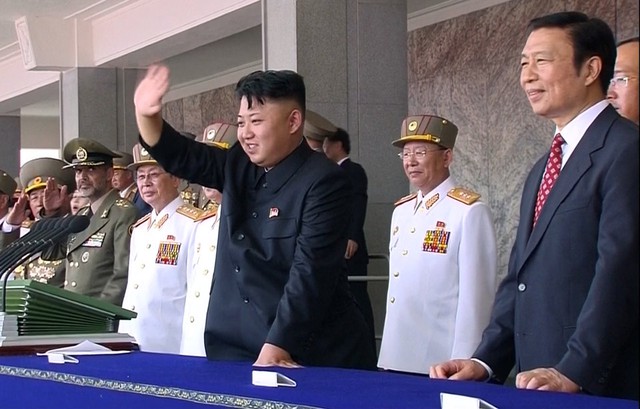 Chủ tịch Kim Jong-un vẫn tay chào