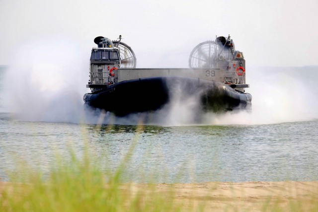 Tàu đổ bộ đệm khí (LCAC) của đơn vị tàu đệm khí East Coast thuộc Hải quân Mỹ rời khỏi bờ biển Little Creek, bang Virgina. Loại tàu này bắt hoạt động trong Hải quân Mỹ từ những năm 1970. Ưu điểm của nó là vừa chạy trên nước, vừa chạy được trên cạn.