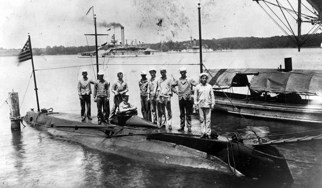 USS Holland là tàu ngầm đầu tiên được biên chế cho Hải quân Mỹ vào năm 1900.