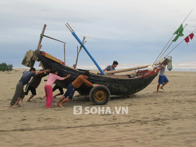 Cùng nhau đưa thuyền xuống biển