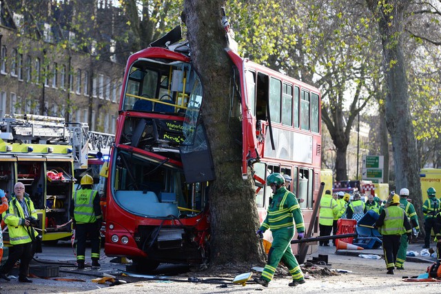 Một chiếc xe bus hai tầng đâm vào cây ở thành phố London, Anh, khiến hàng chục người bị thương.