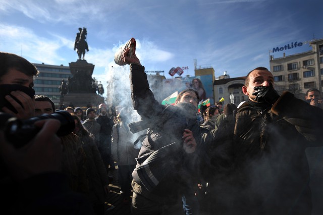 Người biểu tình ném lựu đạn khói vào tòa nhà quốc hội ở Sofia, Bulgaria.