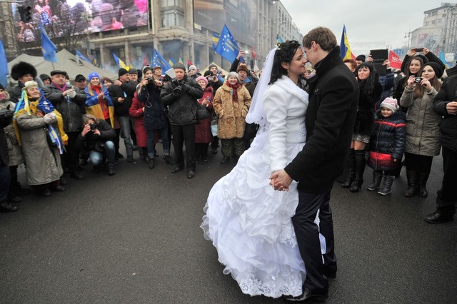 Cô dâu và chú rể khiêu vũ trước hàng nghìn người biểu tình tập trung trên quảng trường trung tâm ở Kiev, Ukraine.