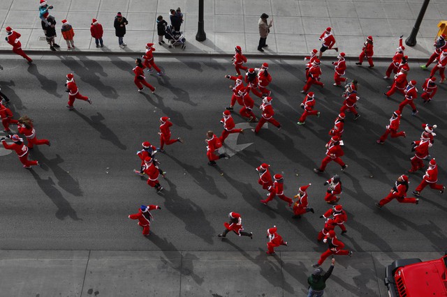 Mọi người mặc trang phục của ông già Tuyết tham gia cuộc thi chạy Great Santa Run ở Las Vegas, Mỹ.