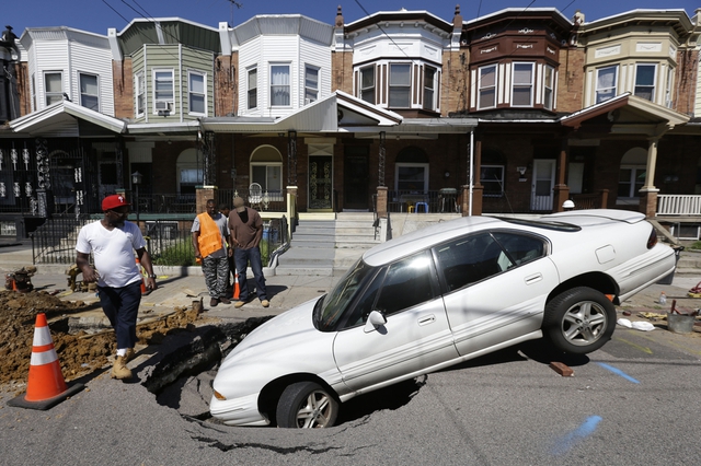 Một chiếc xe hơi lao đầu xuống hố từ thần xuất hiện trên đường phố tại khu Hunting Park ở Philadelphia, Mỹ.