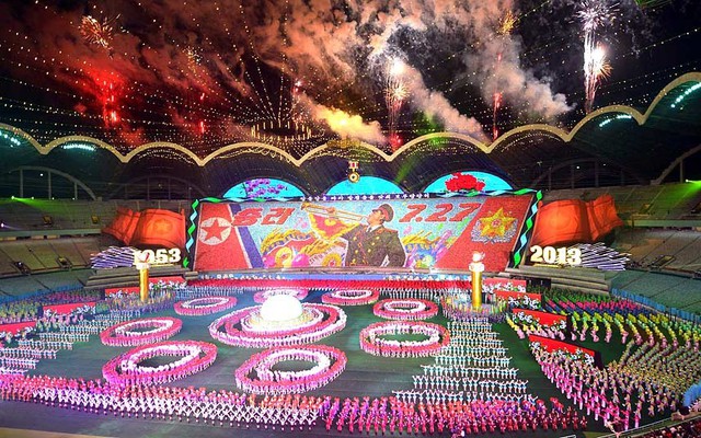 Lễ hội đồng diễn Arirang nhằm kỉ niệm 60 năm ngày kết thúc Chiến tranh liên Triều được tổ chức tại sân vận động May Day ở Bình Nhưỡng.