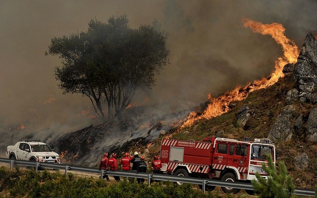 Khoảng 200 lính cứu đang nỗ lực dập tắt cháy rừng ở Tondela, Caramulo, Bồ Đào Nha.