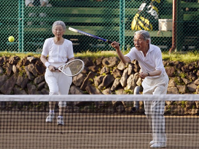 Hoàng đế Akihito và Hoàng hậu Michiko của Nhật Bản chơi tennis tại khu nghỉ dưỡng Karuizawa ở tỉnh Nagano, Nhật Bản.