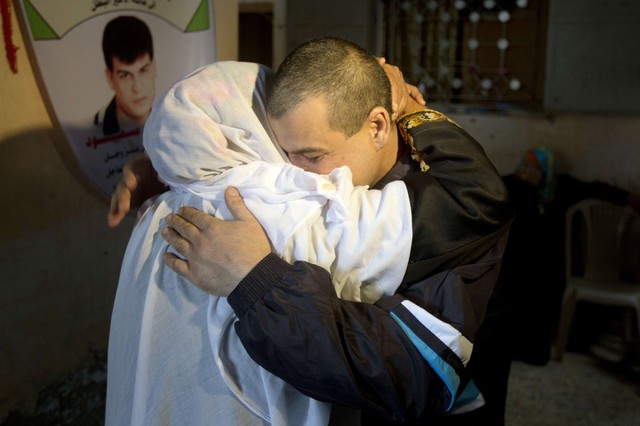 Omar Massud, một trong 26 tù nhân Palestine được Israel trả tự do, ôm mẹ đầy hạnh phúc tại trại tị nạn al-Shatee refugee ở Dải Gaza.