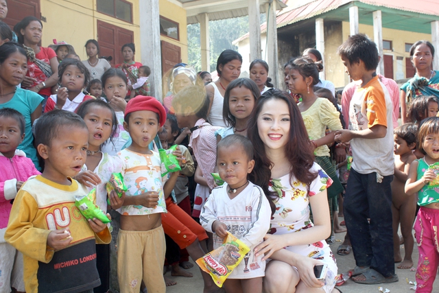 Á hậu Thái Như Ngọc về Việt Nam thăm đồng bào Arem sau lũ lụt