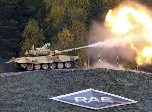 Xe tăng T-90MS phóng đạn pháo tại Triển lãm vũ khí và thiết bị quân sự quốc tế RAE -2013 ở Nizhny Tagil, Nga.