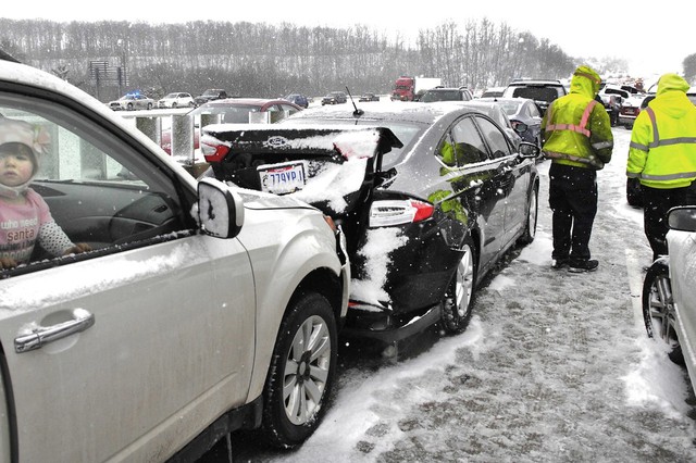 Bão tuyết gây ra một vụ va chạm với 40 phương tiện trên đường ở Leroy, bang Ohio, Mỹ.