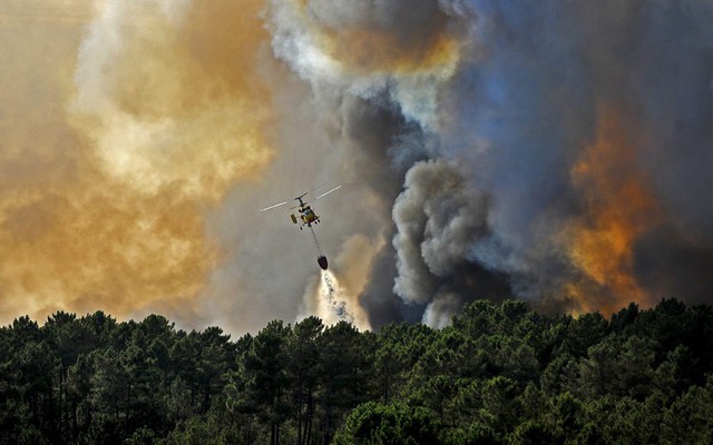 Một chiếc trực thăng thả nước xuống một đám cháy rừng ở Seizures gần Penalva do Castelo, Bồ Đào Nha.