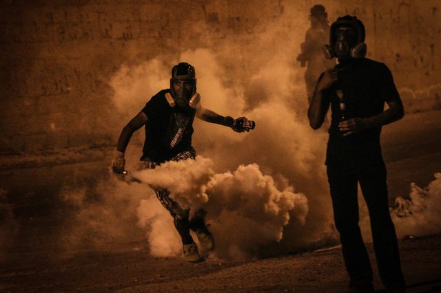 Những người biểu tình chống chính phủ đụng độ với cảnh sát chống bạo động tại ngôi làng Abu Saiba, Bahrain.