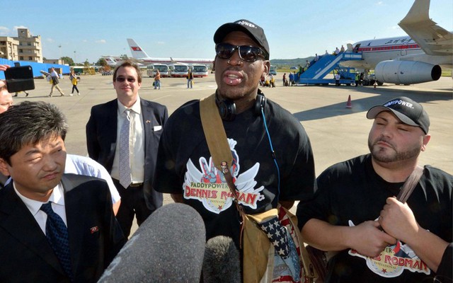 Cựu ngôi sao bóng rổ người Mỹ Dennis Rodman có mặt tại sân bay Bình Nhưỡng để bắt đầu chuyến thăm 5 ngày tại Triều Tiên.