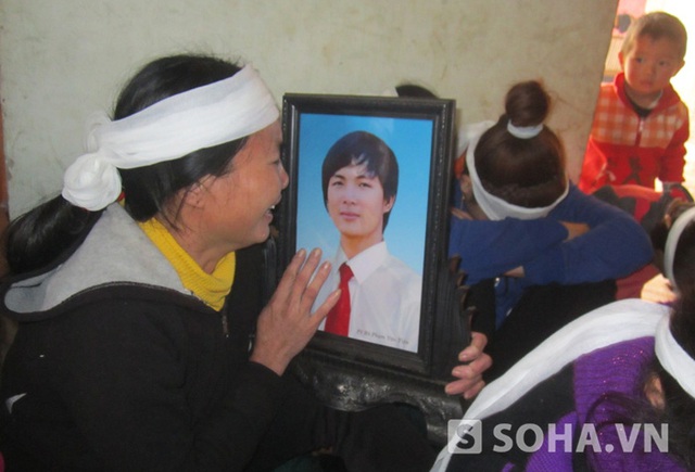 
	Bà Hoàng Thị Cảnh (mẹ của nạn nhân Tiện) ôm tấm di ảnh người con trong nỗi đau tận cùng.