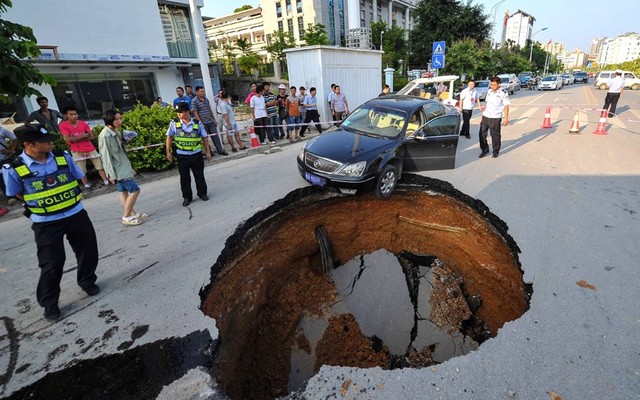 Một chiếc xe hơi suýt lao xuống hố tử thần trên đường phố ở Nam Kinh, tỉnh Giang Tô, Trung Quốc.