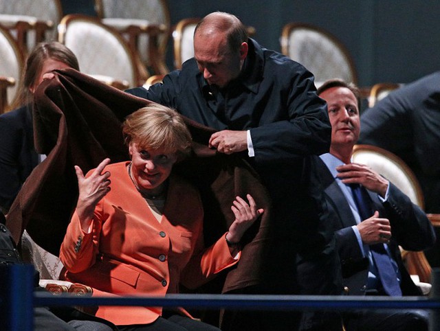 Tổng thống Nga Vladimir Putin khoác một tấm chăn ấm cho Thủ tướng Đức Angela Merkel trong khi các nhà lãnh đạo nhóm G20 tham dự một buổi trình diễn nhạc nước tại Cung điện Peterhof ở St. Petersburg, Nga.