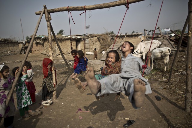 Trẻ em thích thú chơi đánh đu tại khu dân cư nghèo ở ngoại ô thành phố Islamabad, Pakistan.