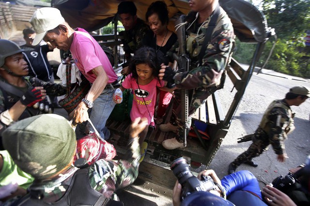 Các binh sĩ giúp đỡ nhóm con tin được giải cứu khỏi các phiến quân Hồi giáo ở thành phố Zamboanga, Philippines.