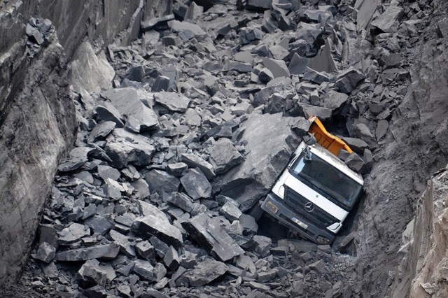 Một chiếc xe tại bị chôn vùi dưới đóng đổ nát do lở đất tại lối vào một mỏ than ở Sirnak, Thổ Nhỹ Kỳ.