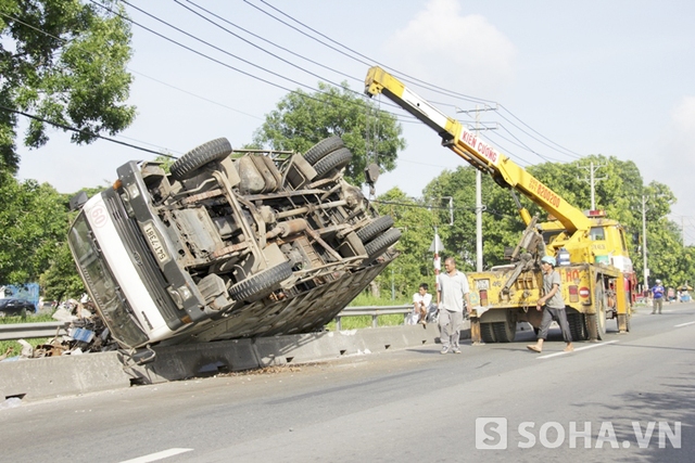 TP.HCM: Xe tải 'ăn vạ' trên đường, quốc lộ 1A tê liệt gần 1 giờ