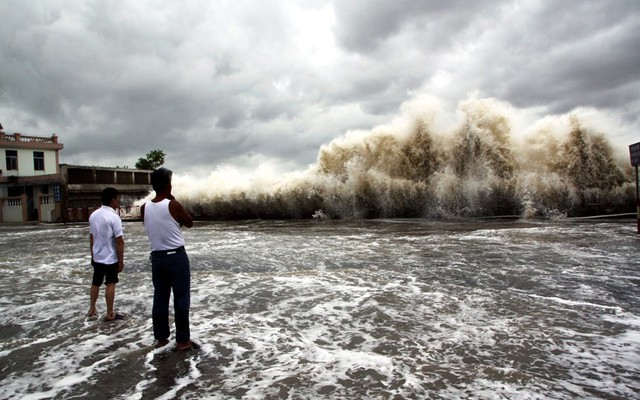 Sóng lớn do siêu bão Usagi gây ra đạp vào để chắn sóng tại thành phố Thâm Quyến thuộc tỉnh Quảng Đông, Trung Quốc.