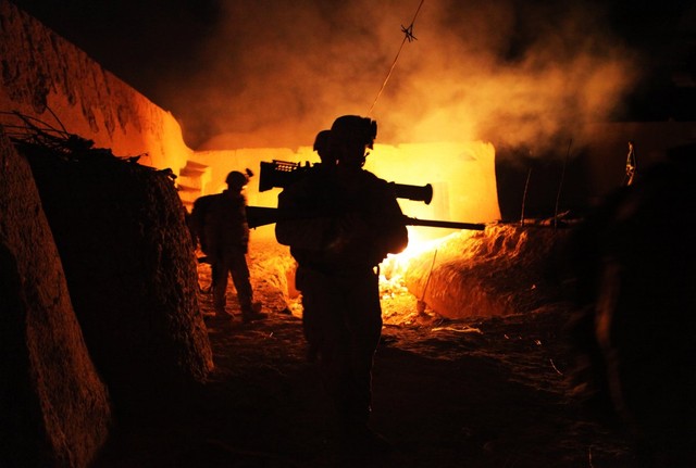 Lính thủy đánh bộ Mỹ rời khỏi một ngôi làng trong cuộc tuần tra ban đêm tại Helmand, Afghanistan.