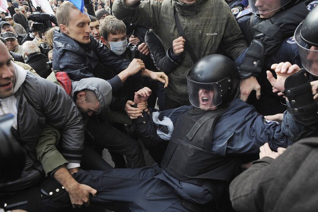 Những người biểu tình đụng độ với cảnh sát chống bạo động khi họ cố gắng vào văn phòng thị trưởng tại thành phố Kiev, Ukraine.