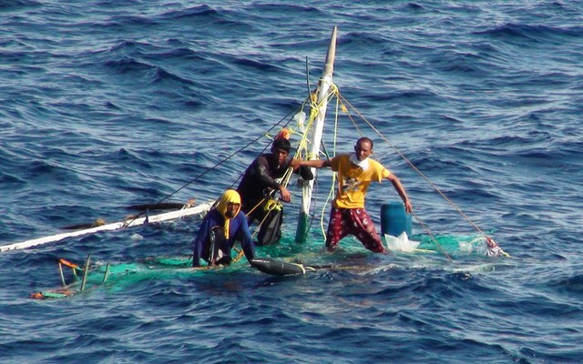 3 ngư dân người Philippines được cứu sống sau khi sống suốt 5 ngày trên chiếc tàu bị đắm gần như hoàn toàn ở ngoài khơi vùng biển Đài Loan. Tàu của họ bị bão cuốn đi hàng trăm km trước khi bị đắm.