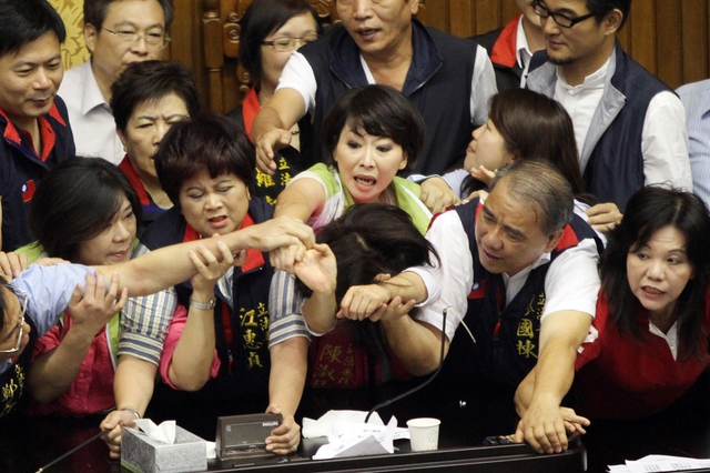 Các nghị sĩ Đài Loan đã lao vào đấm đá và té nước vào nhau trong phiên họp quốc hội thảo luận về luật đánh thuế thu nhập kinh doang.