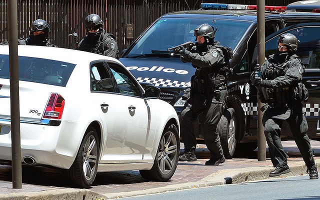 Cảnh sát có vũ trang bao vây một chiếc xe ô tô bị nghi chứa thiết bị nổ ở Sydney, Australia.