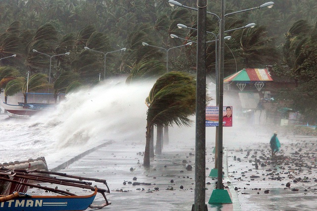 Siêu bão Haiyan gây ra sóng lớn và giá mạnh ập vào bờ biển thành phố Legaspi, Philippines.