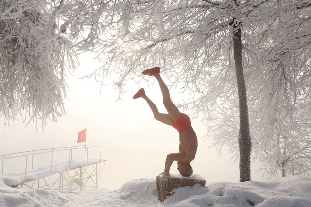 Ông  Gao Yinyu, 77 tuổi, cởi trần tập thể dục trong giá lạnh trên bờ sông Tùng Hoa ở Cát Lâm, Trung Quốc.