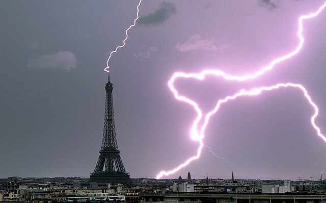 Sét đánh trúng đỉnh tháp Eiffel trước một trận mưa giông ở thành phố Paris, Pháp.