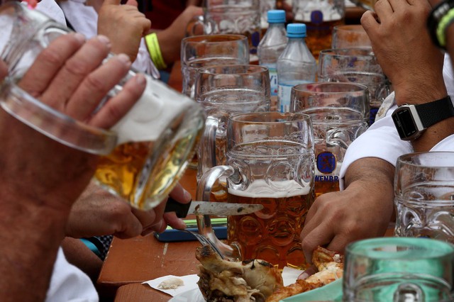 Mọi người thưởng thức bia tại lễ hội bia Oktoberfest ở Munich, Đức.