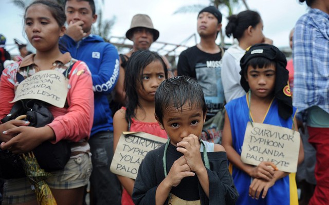 Trẻ em xếp hàng chờ nhận thực phẩm cứu trợ sau siêu bão Haiyan.