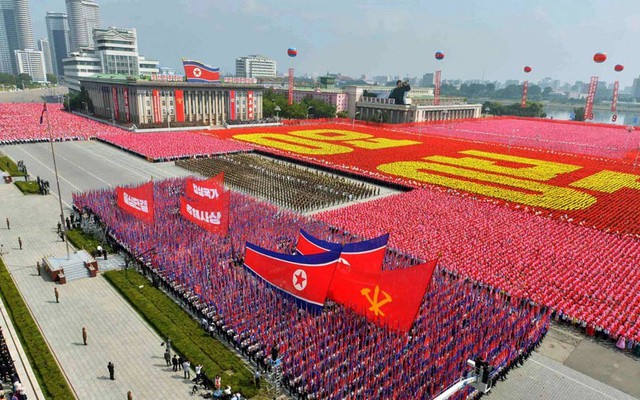 Triều Tiên hôm nay tổ chức cuộc duyệt binh lớn mừng 65 năm quốc khánh trên quảng trường Kim Nhật Thành ở Bình Nhưỡng.