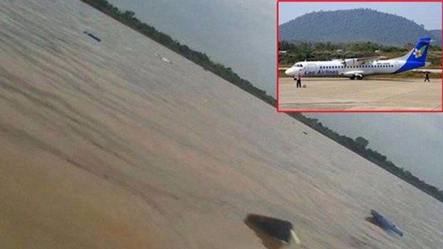  	Những mảnh vỡ của chiếc máy bay nổ trên mặt nước sông Mekong, đoạn qua Pakse, Lào.