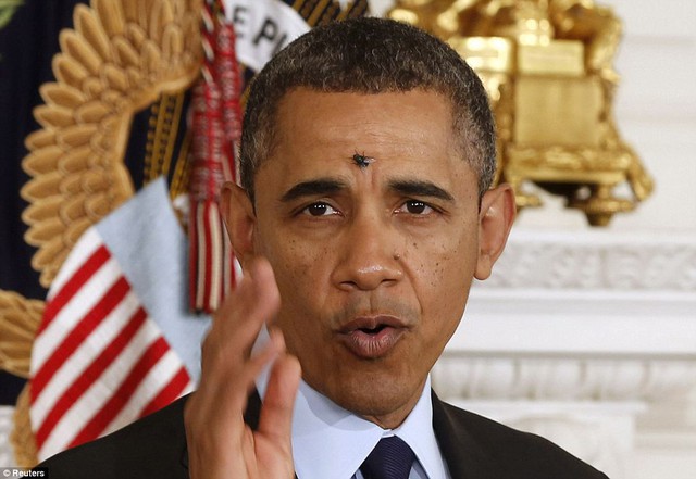 Ruồi đậu giữa trán Tổng thống Mỹ Barack Obama trong khi ông phát biểu tại phòng khách của Nhà Trắng ở thủ đô Washington.