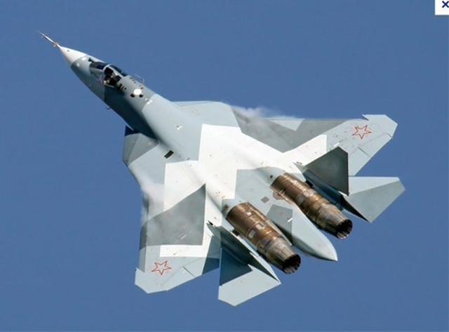 Được đánh giá là đối trọng của F-22, tiêm kích T-50 (PAK FA) của Nga do hãng chế tạo Sukhoi sản xuất được tích hợp công nghệ tàng hình không khác gì F-22 và tốc độ bay được cho là thậm chí còn vượt xa cả F-22