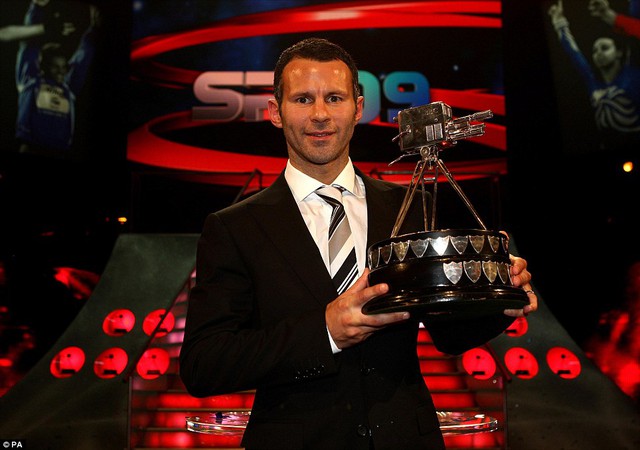 
	Ryan Giggs được nhận giải thưởng Cống hiến trọn đời do đài BBC trao tặng vào năm 2009

	 