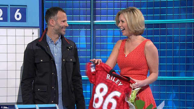 
	Giggs tặng áo kỷ niệm cho MC nổi tiếng Rachel Riley